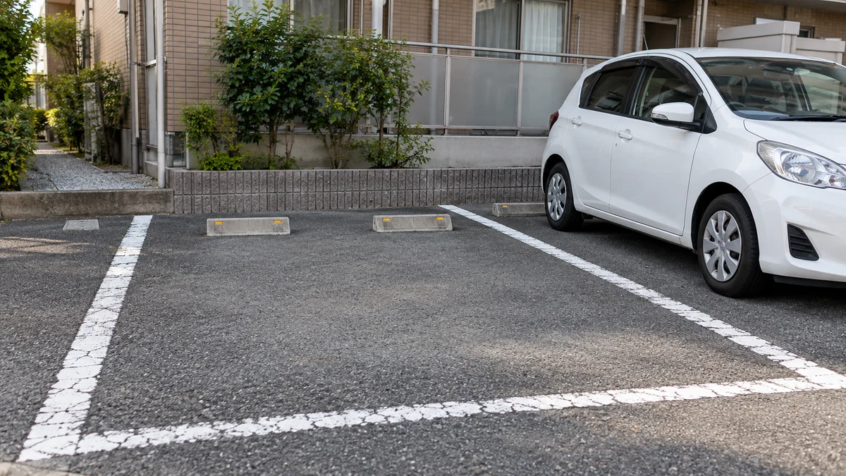 集合住宅の駐車場で、隣の車両と区別できる空き区画と車止め
